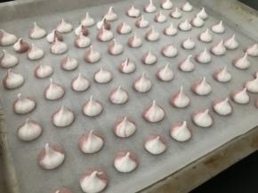 再裱进烤盘里，送入烤箱中下层上下火约85度烤40分钟即可