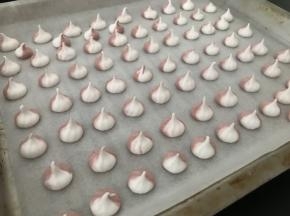 再裱进烤盘里，送入烤箱中下层上下火约85度烤40分钟即可