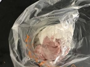 卷起保鲜膜倒入在裱花袋里