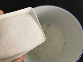 打发至鱼泡眼时加入第一次糖（注：糖分三次加入哈）
打发至泡沫细腻时加入第二次糖
打发至开始有纹路时加入第三次糖