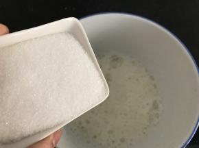 打发至鱼泡眼时加入第一次糖（注：糖分三次加入哈）
打发至泡沫细腻时加入第二次糖
打发至开始有纹路时加入第三次糖