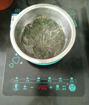 染色草洗干净切成两段，放到水里煮十分钟左右。