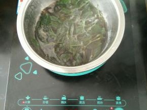 染色草洗干净切成两段，放到水里煮十分钟左右。