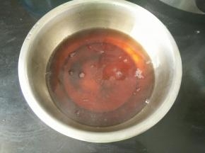 然后捞出染色草，剩下的就是红色的水了，黄色的也一样的操作。