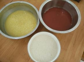 糯米淘洗干净，染色水凉凉至手温后倒入糯米里，浸泡一夜。