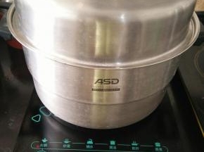 然后沥水，放到蒸锅蒸一个小时左右。