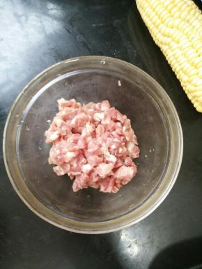 猪肉洗干净切成小块。