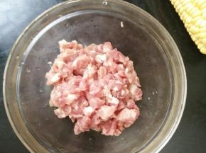 猪肉洗干净切成小块。