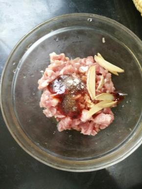 加入食用油、姜片、耗油、料酒、盐、酱油和胡椒粉，搅拌均匀后腌半个钟头。