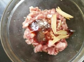 加入食用油、姜片、耗油、料酒、盐、酱油和胡椒粉，搅拌均匀后腌半个钟头。