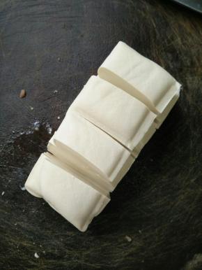 豆腐切成块，如图。
