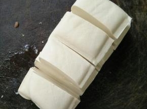 豆腐切成块，如图。