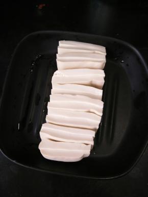 码入碟子中间。