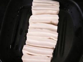 码入碟子中间。