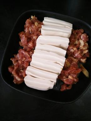 在两边摆上猪肉。