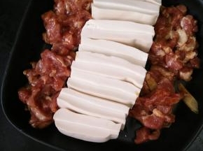 在两边摆上猪肉。