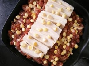 然后撒上玉米粒。