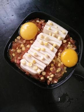 接着倒入两个鸡蛋，再撒适量盐。