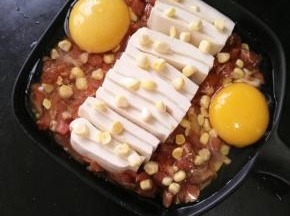 接着倒入两个鸡蛋，再撒适量盐。