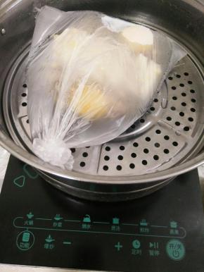 取个保鲜袋把碟子装好，绑紧。再用牙签搓几个洞洞，放到蒸锅蒸20分钟左右。