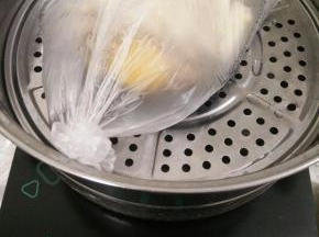 取个保鲜袋把碟子装好，绑紧。再用牙签搓几个洞洞，放到蒸锅蒸20分钟左右。