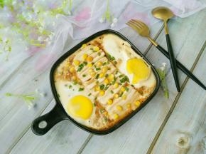 出锅后淋一勺酱油和少许热油，再撒点葱花。