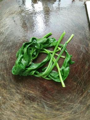 菠菜焯水，然后放入料理机打成菠菜汁。