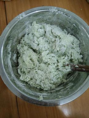 面粉加入少许盐，然后慢慢加入菠菜汁，用筷子搅成絮状。