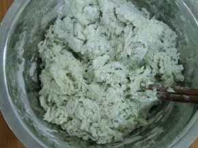 面粉加入少许盐，然后慢慢加入菠菜汁，用筷子搅成絮状。