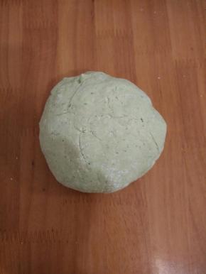 揉成面团，饧十分钟。