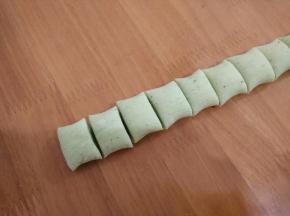 把面团搓成条，分割成小剂子。