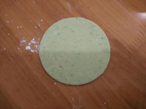 用擀面杖擀成圆形，也就是饺子皮。