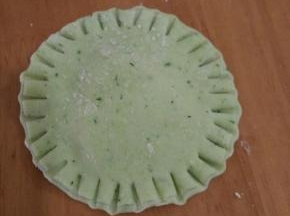 然后用叉子把周围再压一圈，如图。