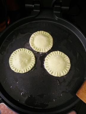 煎烤机刷一层薄油，下馅饼坯。