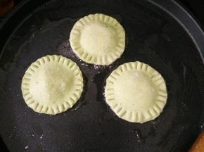 煎烤机刷一层薄油，下馅饼坯。