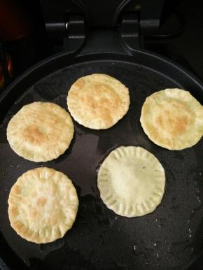 煎至两面金黄即可。