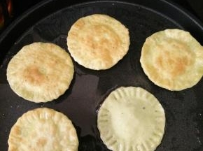 煎至两面金黄即可。