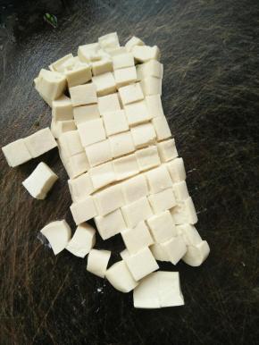 豆腐切成小块。