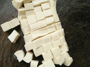 豆腐切成小块。