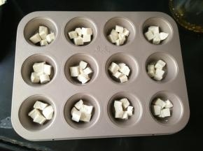 准备好模具，先放一层豆腐。