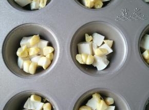 再放入玉米粒。