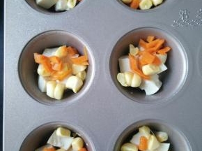 接着放入胡萝卜。