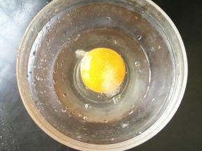 两个鸡蛋打散，加入一点盐。