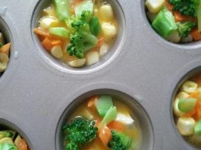 倒入模具八分满。