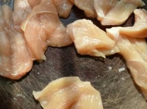 将鸡胸去掉筋膜用刀在1/2厚度处竖着片开成相连的一大片，然后将片开的鸡胸肉用肉锤或者刀背脊敲打成薄一些的肉片。