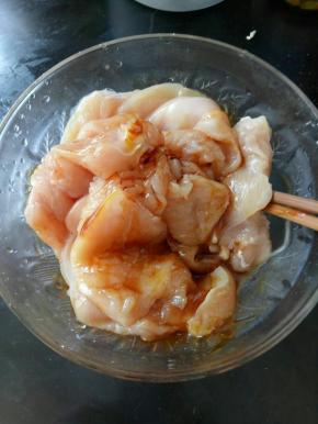 放入器皿中，加入盐、料酒、姜片、胡椒粉、耗油，搅拌均匀后 放入冰箱腌制半小时左右。