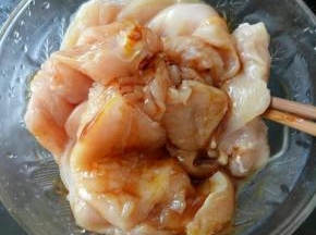 放入器皿中，加入盐、料酒、姜片、胡椒粉、耗油，搅拌均匀后 放入冰箱腌制半小时左右。