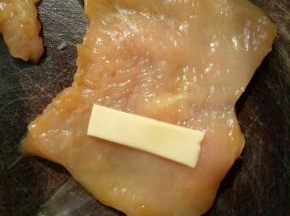 将腌好的鸡胸取出铺平，将芝士片放到鸡胸肉片的一边。(也可以多放点)