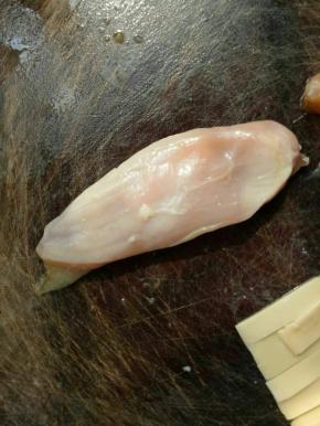 将鸡胸的另一边折过来盖上四周稍微压紧。