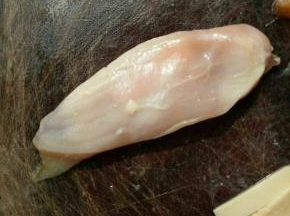 将鸡胸的另一边折过来盖上四周稍微压紧。